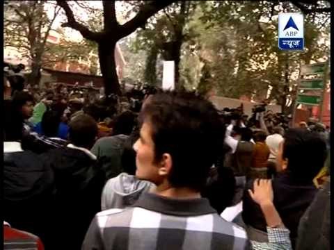 Protesters try to break the barricades at Jantar Mantar