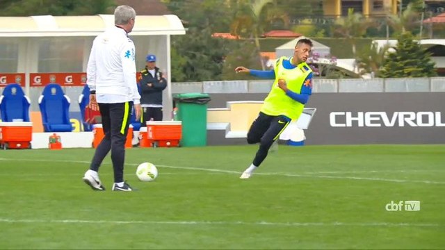 Jogadores da Seleção fazem primeiro treino com bola na Granja