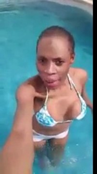 بالدموع - تفرجوا فالكعبة هاذي تتمقعر على منال عمارة كي تعوم فال piscine- هه هه