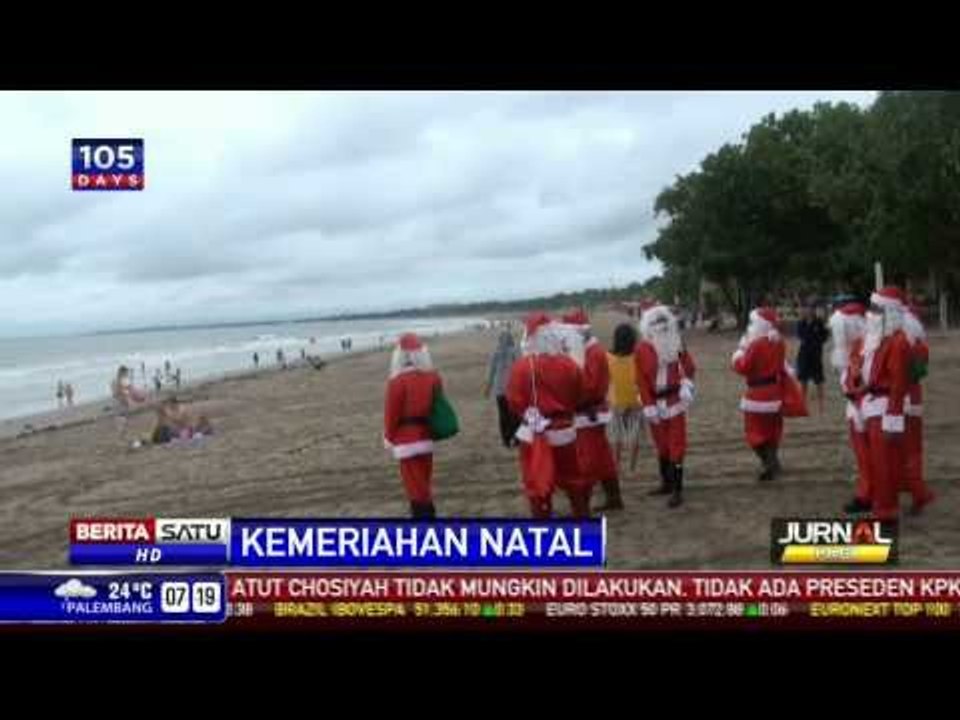 20 Sinterklas Bagi-bagi Kado Natal di Pantai Kuta