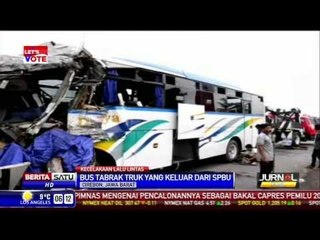 Video herunterladen: Tiga Orang Tewas Usai Bus Tabrak Kontainer di Pantura