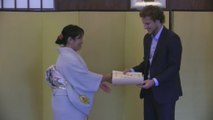 La embajada japonesa en Uruguay condecoró al futbolista Diego Forlán
