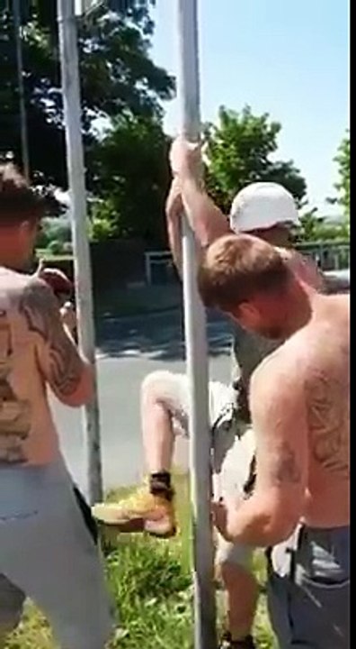 Ils l'attachent à un poteau avec ses jambes ! Petite blague à faire à un copain