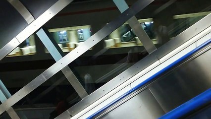 エスカレーターからの東武特急