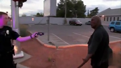 Le taser n'a aucun effet sur cet homme