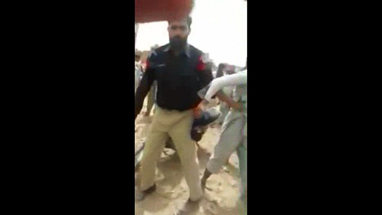 Punjab Police torturing and abusing a couple right in the middle of the road