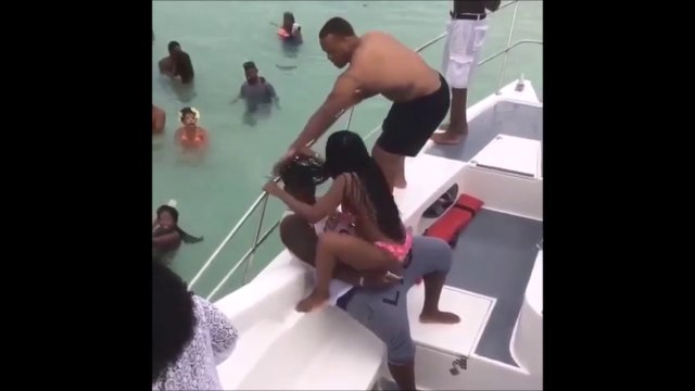Elle chauffe son mec mais lui n'aime pas trop ça et la balance du bateau! ahaha