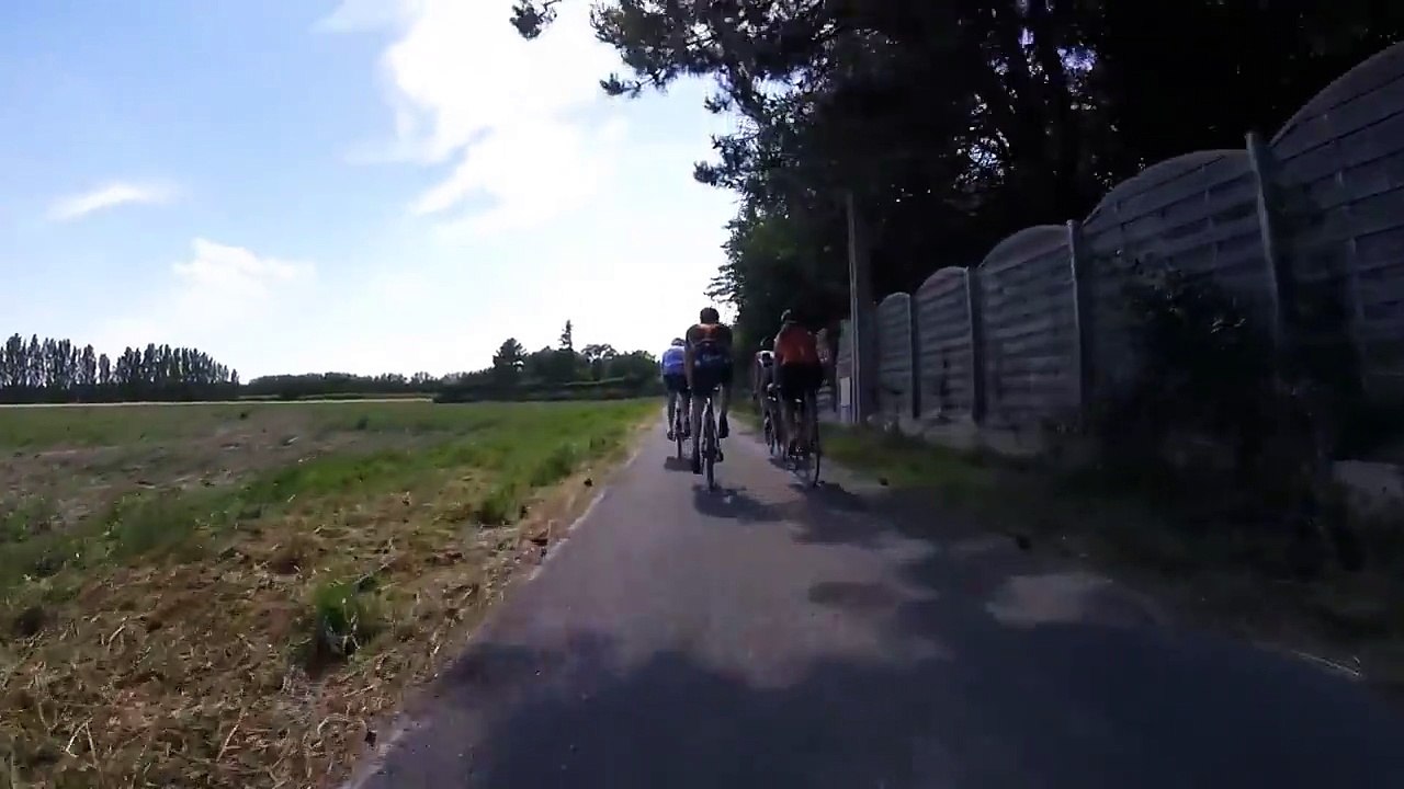 Des cyclistes se prennent une voiture qui leur coupe la route