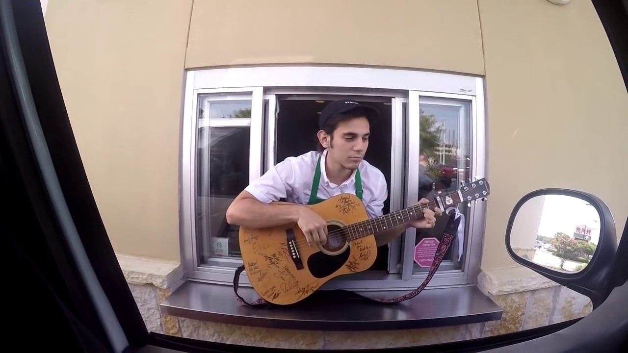 Ce serveur Starbucks vous chante une chanson au drive in
