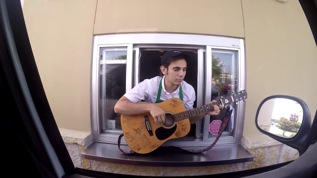 Ce serveur Starbucks vous chante une chanson au drive in