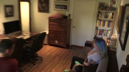 Steve-O fait des tricks avec les gros boobs de son assistante