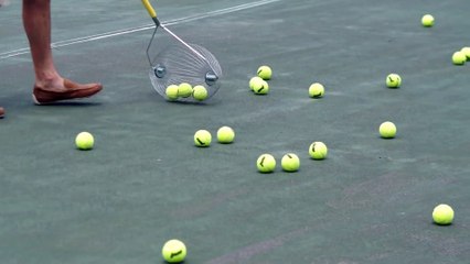 Un rouleau pour ramasser les balles de tennis sans se baisser
