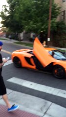 Il explose le pare-brise d'une McLaren à un quart de million avec son skate