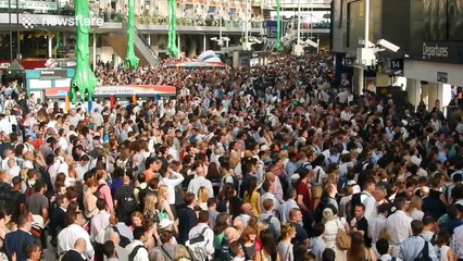 Heatwave causes travel chaos in Waterloo station