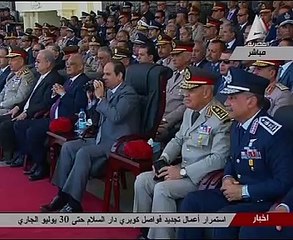 السيسى يشاهد عرضا لتعامل الطائرات مع البؤر الإرهابية بحفل خريجى الكلية الجوية