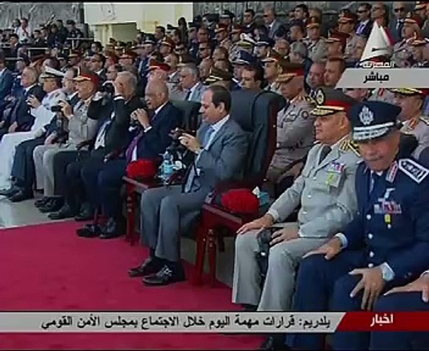 السيسى يشاهد عرضا لتعامل الطائرات مع البؤر الإرهابية بحفل خريجى الكلية الجوية