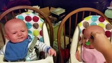 Ces jumeaux sont jaloux l’un de l’autre alors que leur maman les nourrit tour à tour !
