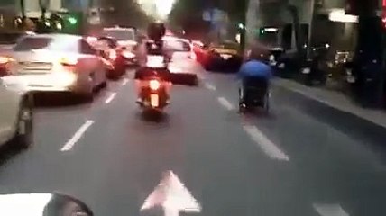 Incroyable course poursuite d'un homme sur son fauteuil roulant !