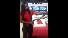 Nana Aidara de Sénégal ca kanam joue avec un serpent