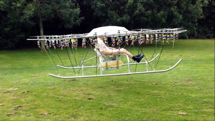 Un uomo lega tra loro 54 mini droni e crea un Roflcopter. Guardate come funziona: