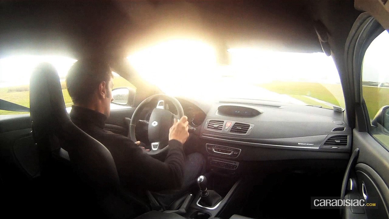 Suivez un tour chrono du circuit de la Ferté Gaucher à bord de la Renault Mégane R.S Trophy avec Soheil Ayari