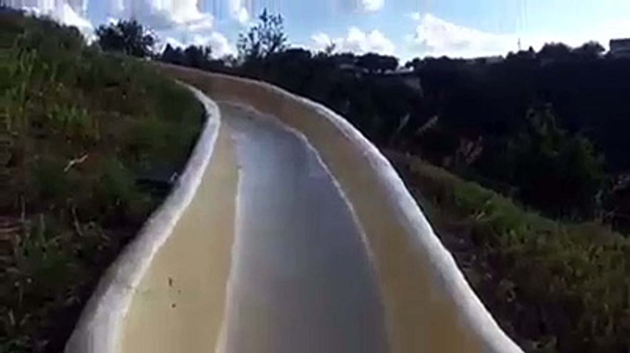 Accident dans un toboggan aquatique, un homme s'écrase sur les rochers