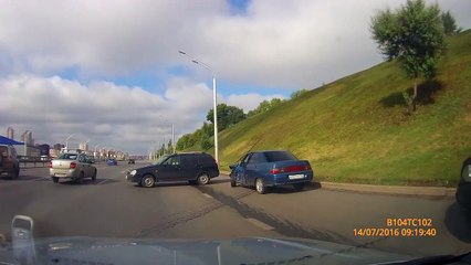 Descargar video: Une voiture sortie de nulle part provoque un accident en pleine autoroute en russie