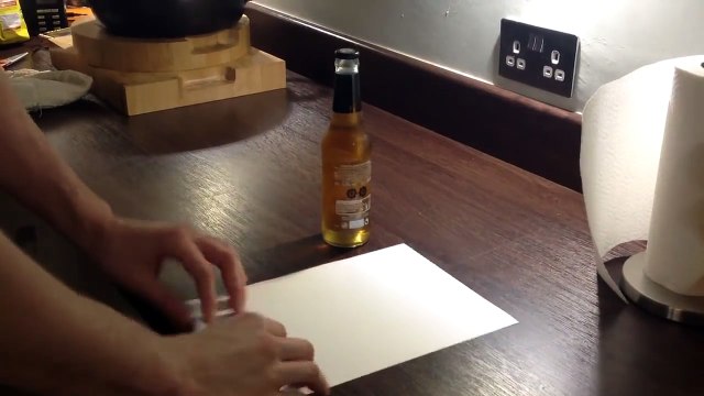 Comment ouvrir une bouteille de bière avec une feuille de papier ?