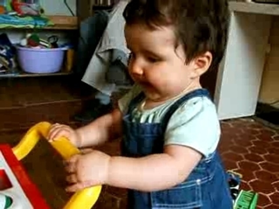 éva joue à la marchande...
