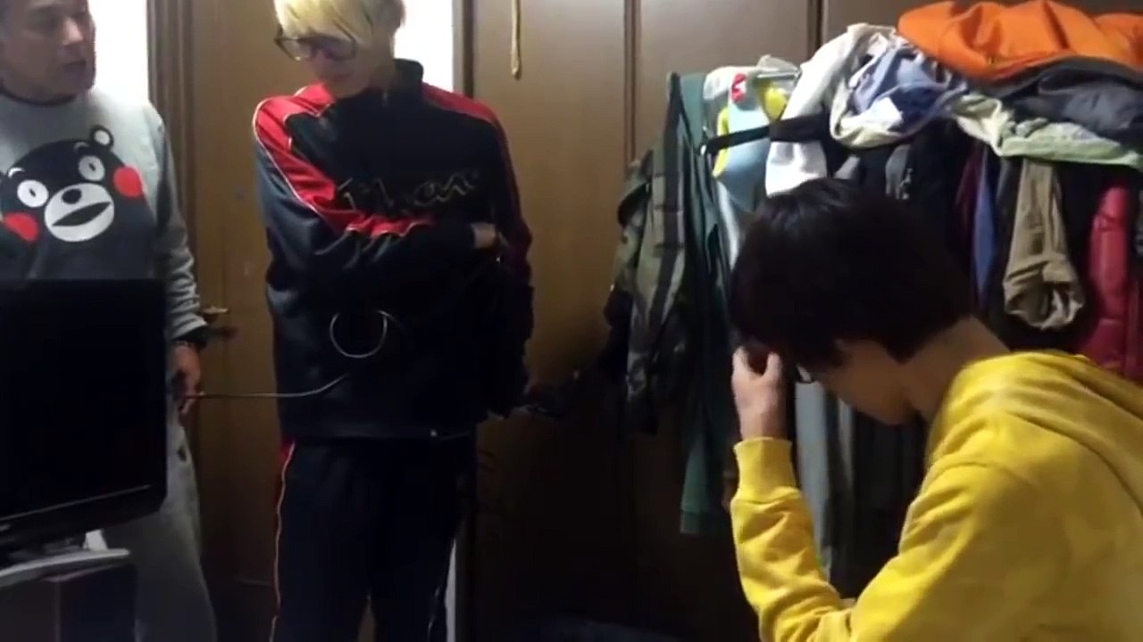 un père japonais détruit la ps4 neuve a sont fils avec un marteau