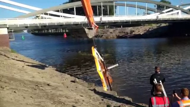 Het dak van de stuurhut van het schip wordt uit het water gehaald - RTV Noord