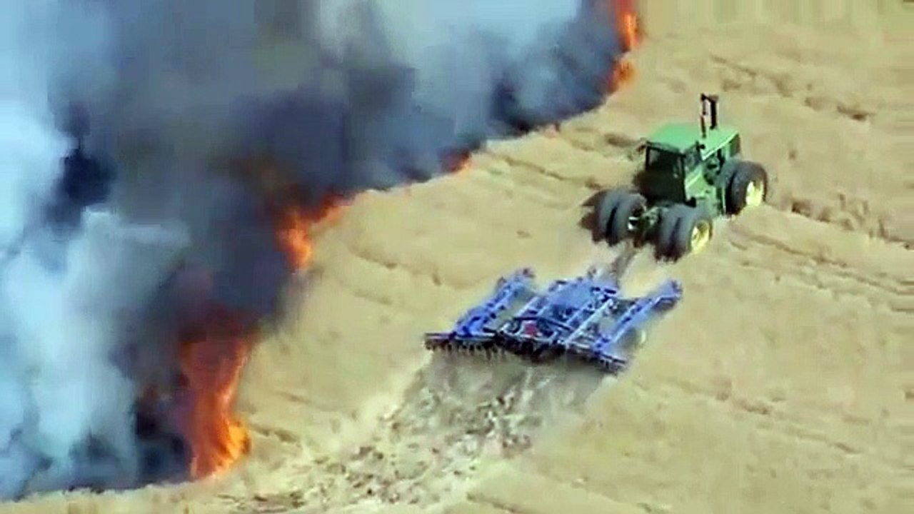 Cet agriculteur fait un coupe-feu avec son tracteur pour protéger son champ de blé