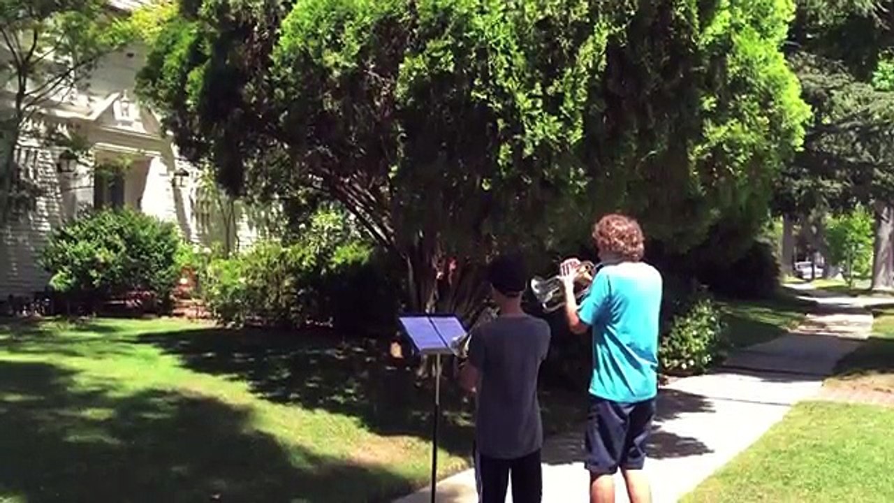 Ils jouent le thème Star Wars devant la maison de John Williams