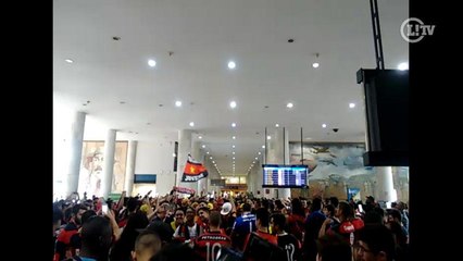 Torcida do Flamengo lota aeroporto para receber Diego