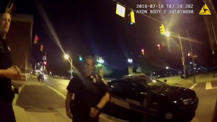 Il joue à Pokémon Go au volant et rentre dans une voiture de police