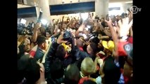Diego é 'engolido' por torcedores do Flamengo no aeroporto