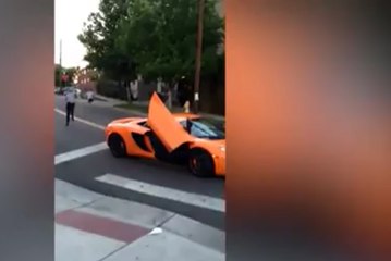 Il fracasse volontairement le pare-brise d'une McLaren
