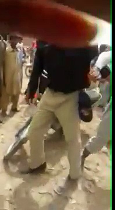 Punjab Police torturing and abusing a couple right in the middle of the road