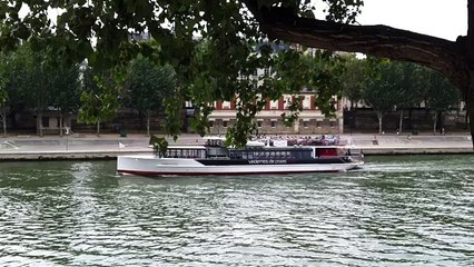 Bateau mouche sur la Seine