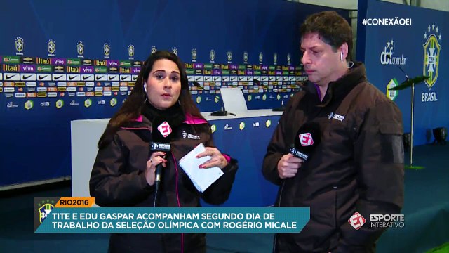 Logo após o treino da Seleção Olímpica, Neymar bateu um rápido papo com o técnico Tite
