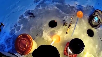 Soğuk kuzey ülkesinde buzda balık avı.