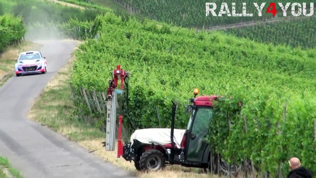 A intrat cu TRACTORUL pe circuitul unei curse, dar stai SĂ VEZI ce s-a întâmplat. Avem în față doi șoferi cu experiență!