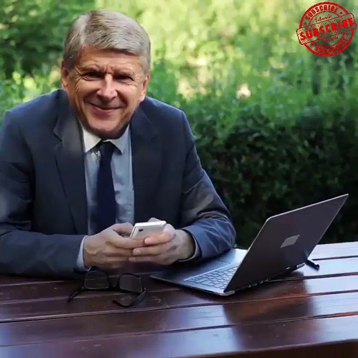 Wenger playing Pokemon Go