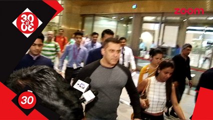 Salman Khan surrounded by security personnel at the airport -Bollywood News-#TMT