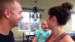 Un bébé plié de rire quand papa et maman s'embrassent