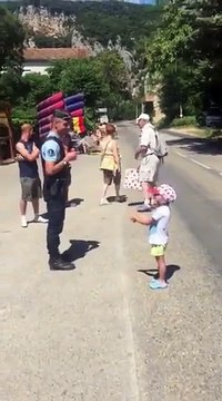 Cet enfant de 4 ans se met à chanter la Marseillaise devant un gendarme... par coeur!