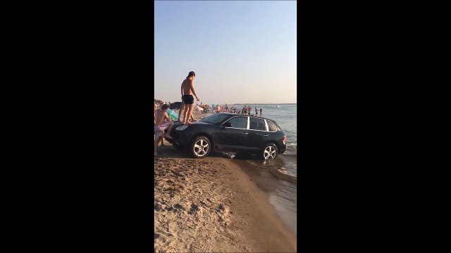 Utiliser sa Porsche Cayenne comme tobogan à la plage... Merci les russes riches ! Porsche Waterslide
