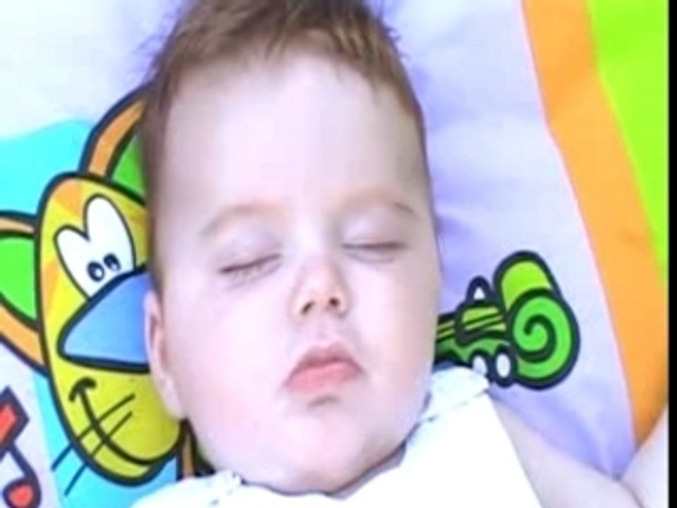 Evann tète en dormant