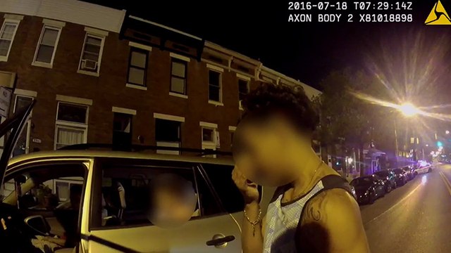 En jouant à Pokémon Go au volant, il percute une voiture de police