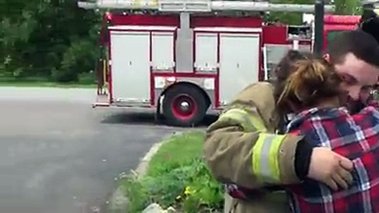 3 camions de pompiers s'arrêtent devant chez elle, la raison est juste hallucinante !